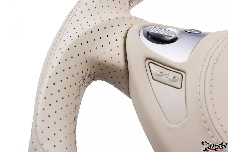 Infiniti QX70. Изменение анатомии руля, установка фирменного подогрева и перетяжка в бежевую кожу.